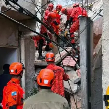 CASAS DESABAM NO RIO; 2 CRIANÇAS ESTÃO SOB ESCOMBROS