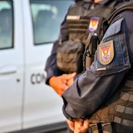 VIGILANTE AGRIDE MULHER COM BARRA DE FERRO EM ESTACIONAMENTO
