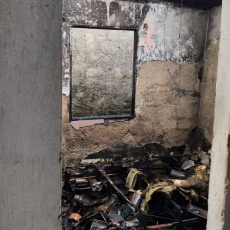 CASA É PARCIALMENTE DESTRUÍDA POR INCÊNDIO