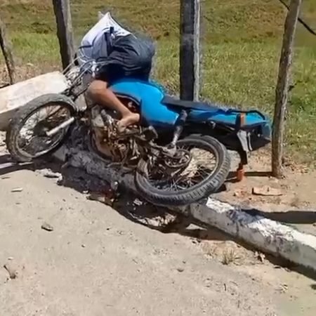 MOTOCICLISTA MORRE APÓS COLIDIR EM POSTE; ESTRUTURA SE PARTIU