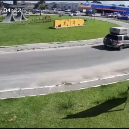 HOMEM INVADE RESIDÊNCIA, AMEAÇA IDOSA COM FACÃO E PRATICA ROUBO