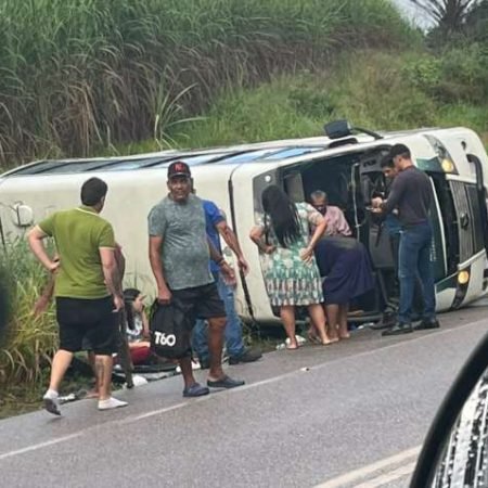 PASSAGEIROS DE VAN FICAM FERIDOS APÓS VEÍCULO TOMBAR NA AL 105; VÍDEO