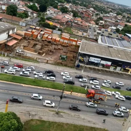 VAZAMENTO DE ÓLEO PROVOCA ACIDENTES E DEIXA TRÂNSITO LENTO
