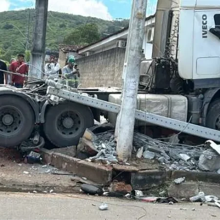 CAMINHÃO PASSA POR CIMA DE MOTOCICLISTA EM AVENIDA; VÍTIMA FICA PRESA
