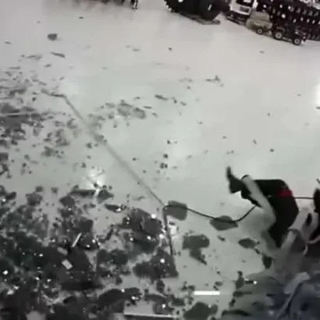 VÍDEO: VENTO DERRUBA VIDRAÇA EM CIMA DE TRABALHADOR DURANTE TEMPORAL
