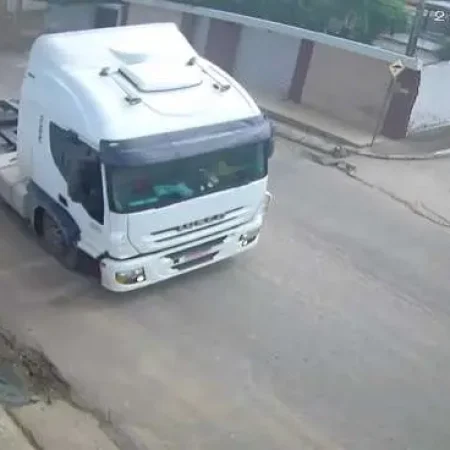 CÂMERAS REGISTRAM MOTORISTA DIRIGINDO CARRETA EM ZIGUE-ZAGUE ANTES DE MATAR SERVIDORA