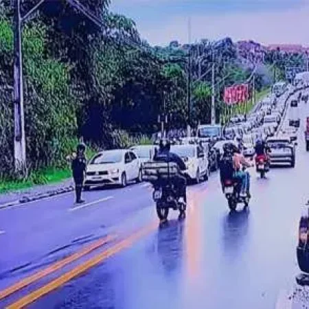 COLISÃO DEIXA TRÂNSITO LENTO NA AVENIDA