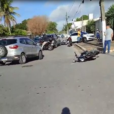 CONDUTORA IGNORA PREFERENCIAL E ATINGE QUATRO MOTOCICLETAS EM CRUZAMENTO; VÍDEO