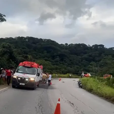 MOTOTAXISTA É RESGATADO PELO AÉREO APÓS ‘SOBRAR’ EM CURVA DE RODOVIA