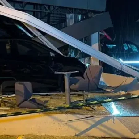 CHUVA COM GRANIZO E VENTO DESTELHA MIL CASAS E DERRUBA ÁRVORES