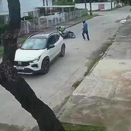 MOTORISTA ESCAPA DE ASSALTO E ATROPELA CRIMINOSO