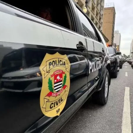 POLICIAL CIVIL É MORTO PELA FILHA APÓS AMEAÇAR A MÃE DELA COM UMA ARMA