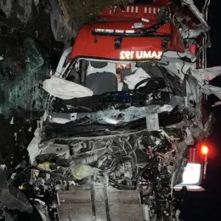 ACIDENTE ENTRE AMBULÂNCIA DO SAMU E CAMINHÃO DEIXA DOIS MORTOS E SETE FERIDOS