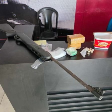 OPERAÇÃO RUPTURA PRENDE TRÊS PESSOAS E APREENDE ARMAS E DROGAS