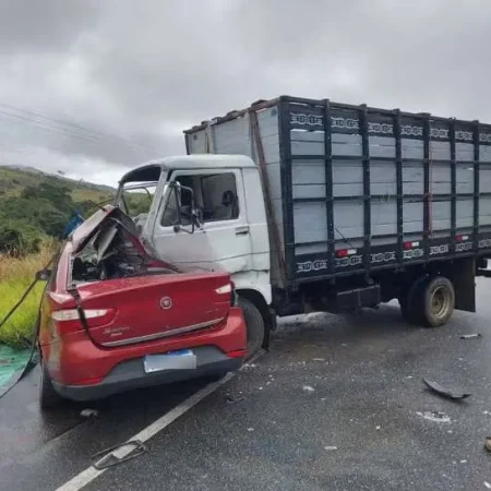 BATIDA ENTRE CARRO E CAMINHÃO MATA MÃE E FILHO; VEÍCULO FICOU DESTRUÍDO