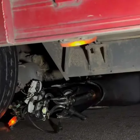 MOTOCICLISTA TEM CORPO PARTIDO AO MEIO APÓS SER ATINGIDO POR CAMINHÃO