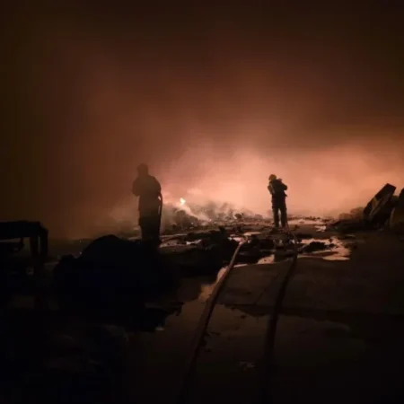 INCÊNDIO DE GRANDES PROPORÇÕES ATINGE GALPÃO DE MATERIAIS RECICLÁVEIS