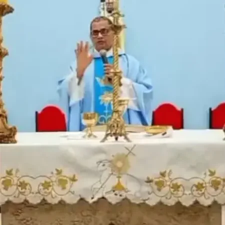 TIROTEIO INTERROMPE MISSA TRANSMITIDA AO VIVO E PADRE TENTA ACALMAR FIÉIS