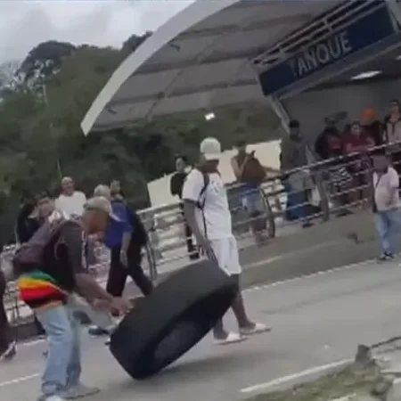 MULHER MORRE ATINGIDA POR RODA DE ÔNIBUS AO DESEMBARCAR DE MOTO DE APP