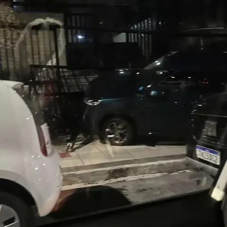 MOTORISTA PERDE CONTROLE EM CONDOMÍNIO E AVANÇA CONTRA MULHERES E CRIANÇAS
