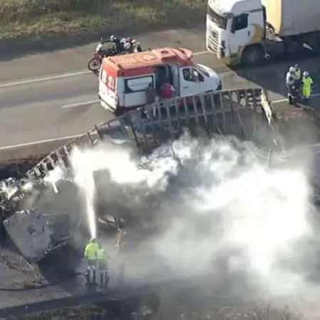 ACIDENTE ENTRE ÔNIBUS E CAMINHÃO DEIXA 2 MORTOS E FERIDOS