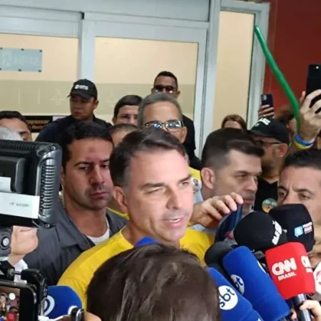 EM ALAGOAS, FLÁVIO BOLSONARO DECLARA APOIO A JHC: “VAI ESTAR COM A GENTE NA CAMPANHA”