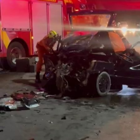 MOTORISTA FICA PRESO ÀS FERRAGENS APÓS COLIDIR CONTRA CAMINHÃO NA BR 104