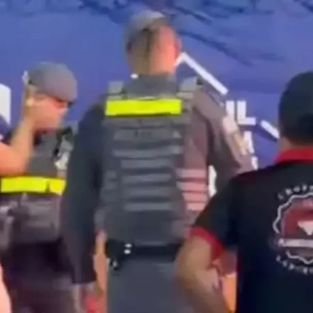 MULHER DÁ TAPA NO ROSTO DE POLICIAL DURANTE CONFUSÃO