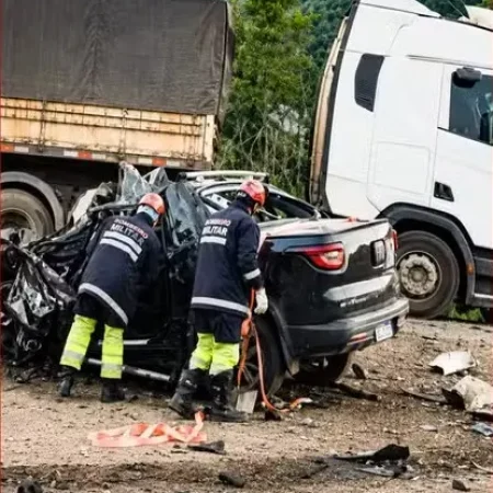 ACIDENTE ENTRE CARRETA E CAMINHONETE DEIXA CINCO MORTOS EM BR