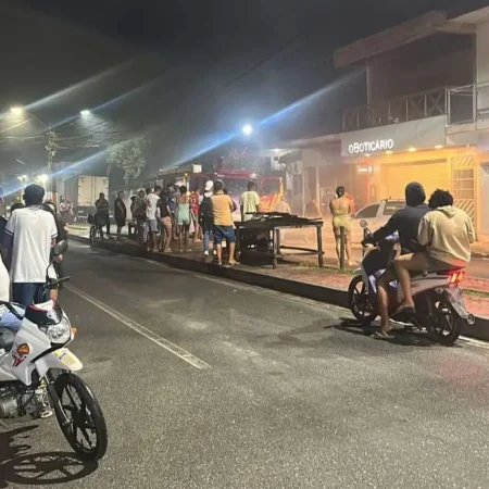 INCÊNDIO MOBILIZA BOMBEIROS E ASSUSTA COMERCIANTES