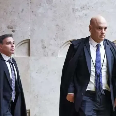 FACHIN DÁ 5 DIAS PARA QUE MENDONÇA, MORAES, PGR E POLÍCIA FEDERAL PRESTEM INFORMAÇÕES SOBRE CRISE NO STF