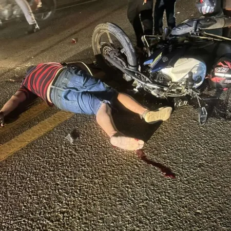 COLISÃO ENTRE MOTOS DEIXA DOIS GRAVEMENTE FERIDOS EM FRENTE À UFAL