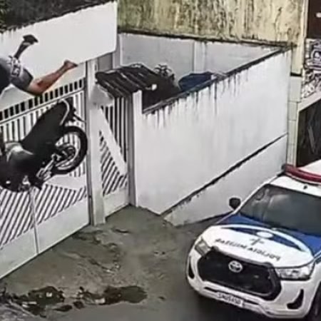 PILOTO MORRE APÓS SER ARREMESSADO DE MOTO DURANTE PERSEGUIÇÃO POLICIAL