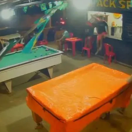 CLIENTES INVADEM BAR PARA SE ESCONDER DE ATAQUE A TORCEDORES