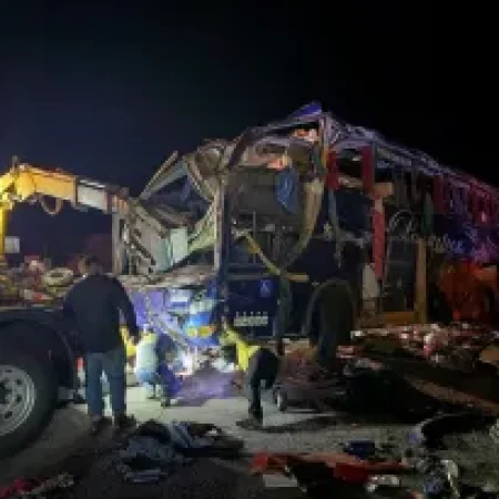 COLISÃO ENTRE ÔNIBUS E CARRETA DEIXA SEIS MORTOS E MAIS DE 40 FERIDOS EM MG