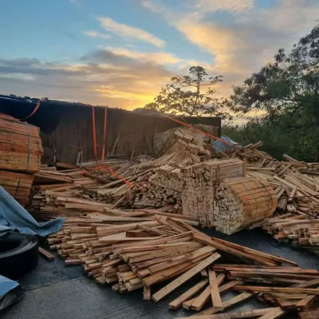CAPOTAMENTO DE CARRETA BLOQUEIA TRECHO DA BR 101; SEM PREVISÃO DE LIBERAÇÃO
