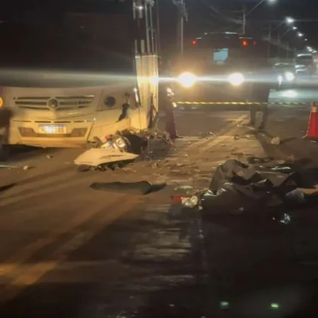 COLISÃO FRONTAL ENTRE MOTO E MICRO-ÔNIBUS DEIXA DOIS MORTOS