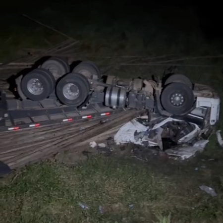CAMINHONEIRO MORRE APÓS CARRETA TOMBAR COM CARGA DE 16 TONELADAS NA AL 105
