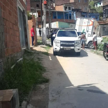 VEÍCULO FICA ATRAVESSADO E BLOQUEIA LADEIRA DA MOENDA