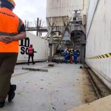 TRABALHADOR MORRE PRENSADO POR CONTÊINER DURANTE CARREGAMENTO DE NAVIO