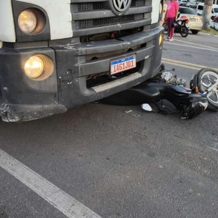 MULHER FICA SOB CARRETA APÓS SER ATINGIDA EM TREVO DA BR 316