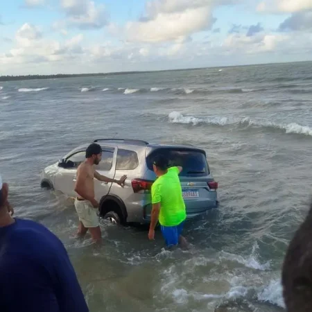 TÁXI É ‘ENGOLIDO’ POR MARÉ NA REGIÃO SUL DO ESTADO; ASSISTA AO VÍDEO!