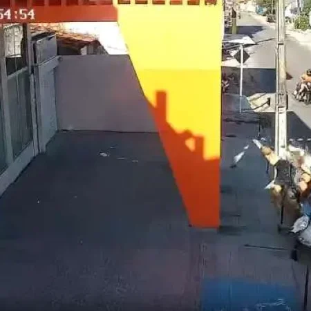 ANTES DE PERDER MOTOR, CONDUTORA ATINGIU QUATRO PESSOAS EM AVENIDA