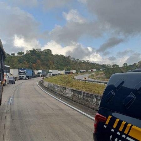 CARRETA TOMBA E INTERDITA TRECHO DA BR-101, NO AGRESTE DE ALAGOAS