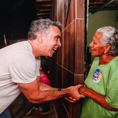 RAFAEL BRITO CRITICA ATAQUES A PROGRAMAS SOCIAIS E DESTACA O IMPACTO DELES NA ECONOMIA