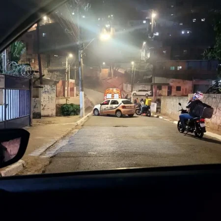 INCÊNDIO MOBILIZA BOMBEIROS E INTERDITA LADEIRA DA MOENDA
