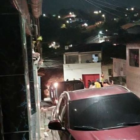 MOTORISTA FOGE, CAPOTA CARRO DE LOCADORA E ABANDONA MACONHA