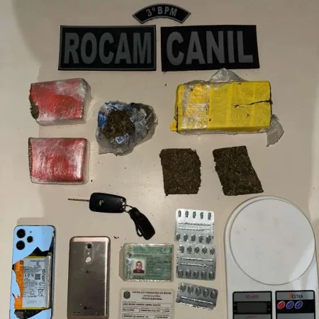 CARRO ABANDONADO COM 1,3 KG DE MACONHA E COMPRIMIDOS DE ROHYPNOL É ENCONTRADO