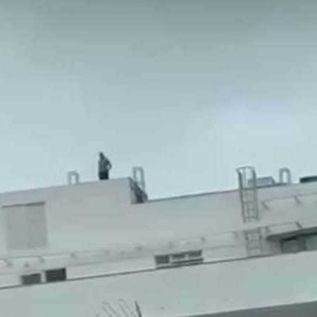 POLÍCIA BUSCA HOMEM QUE FUGIU DA DELEGACIA POR JANELA DE BANHEIRO