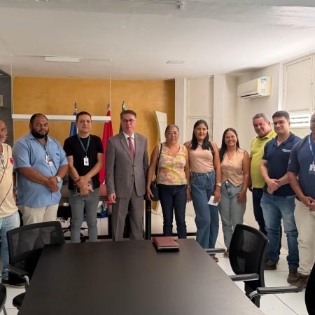 PREFEITURA DE DELMIRO GOUVEIA REÚNE ÁGUAS DO SERTÃO E CASAL PARA COBRAR SOLUÇÕES URGENTES PARA NORMALIZAÇÃO DO ABASTECIMENTO